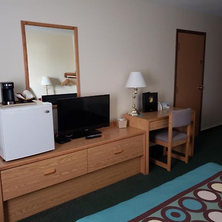 Hotel Super 8 By Wyndham Moose Jaw Sk Exterior foto