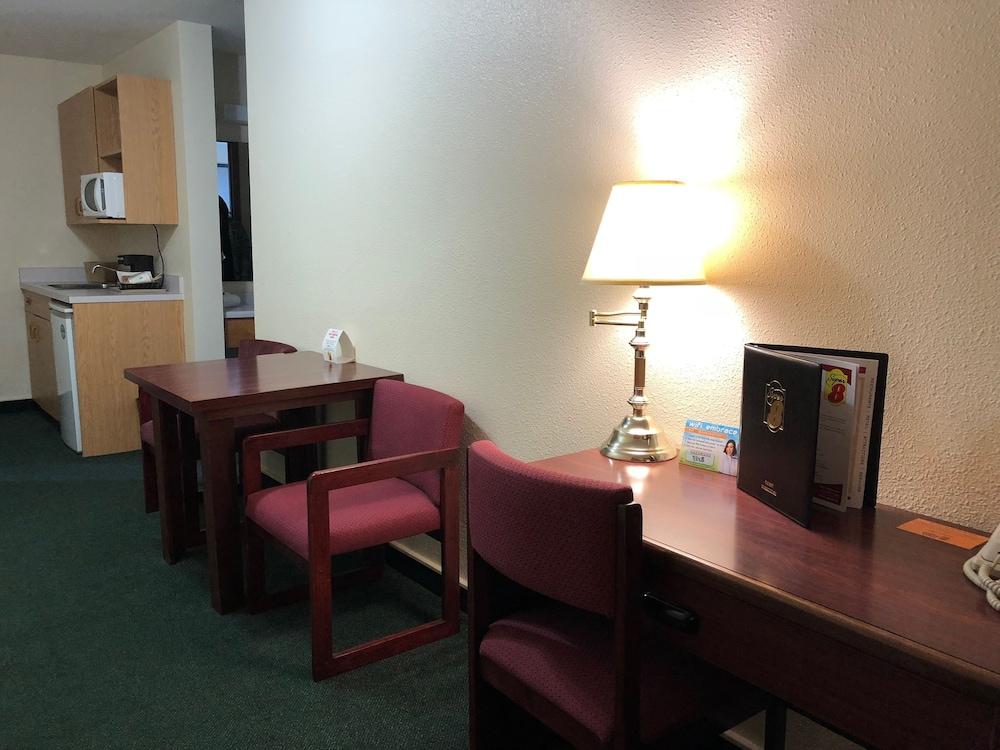 Hotel Super 8 By Wyndham Moose Jaw Sk Exterior foto