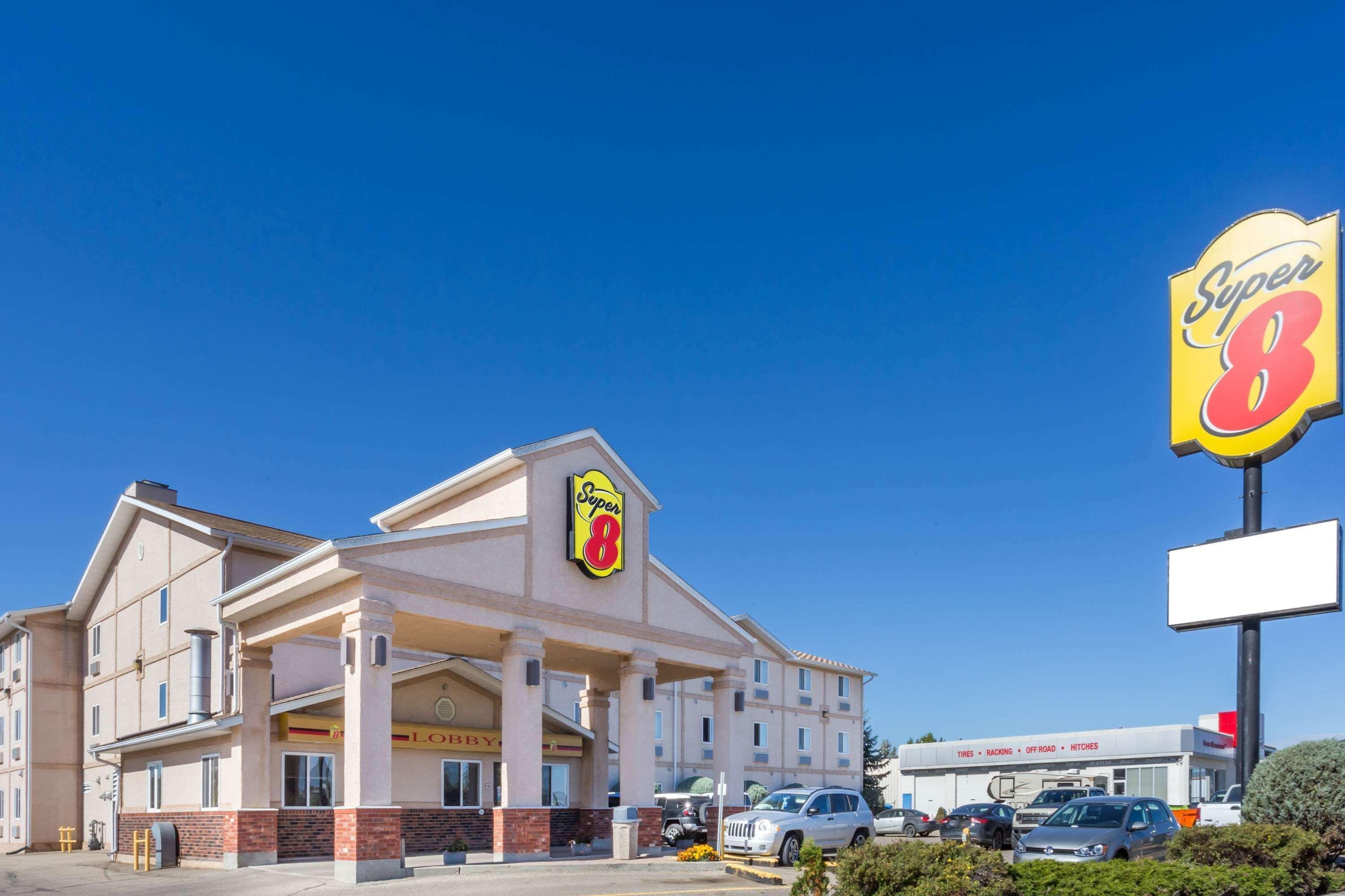 Hotel Super 8 By Wyndham Moose Jaw Sk Exterior foto