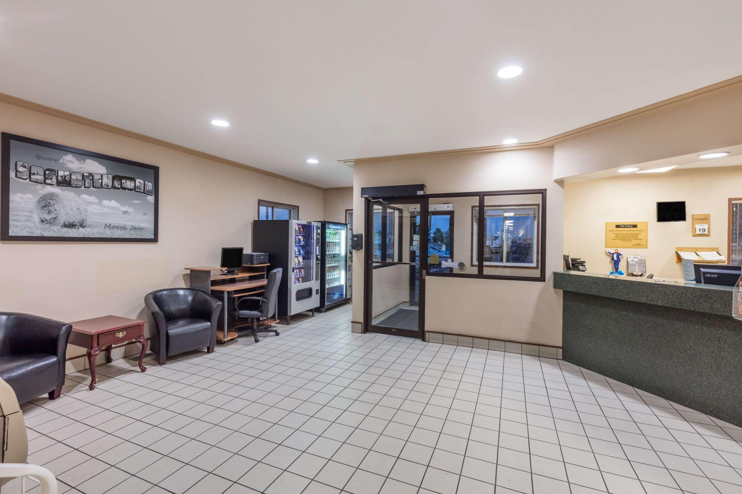 Hotel Super 8 By Wyndham Moose Jaw Sk Exterior foto