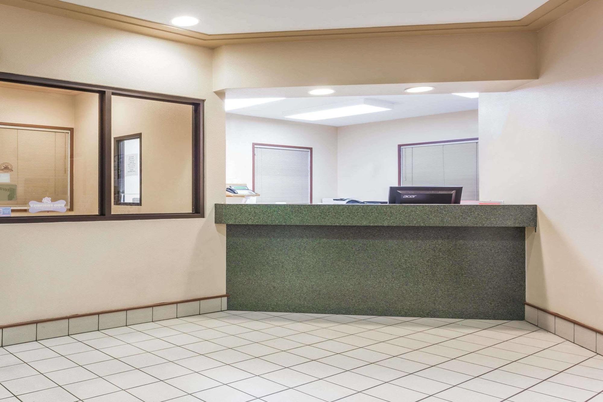 Hotel Super 8 By Wyndham Moose Jaw Sk Exterior foto