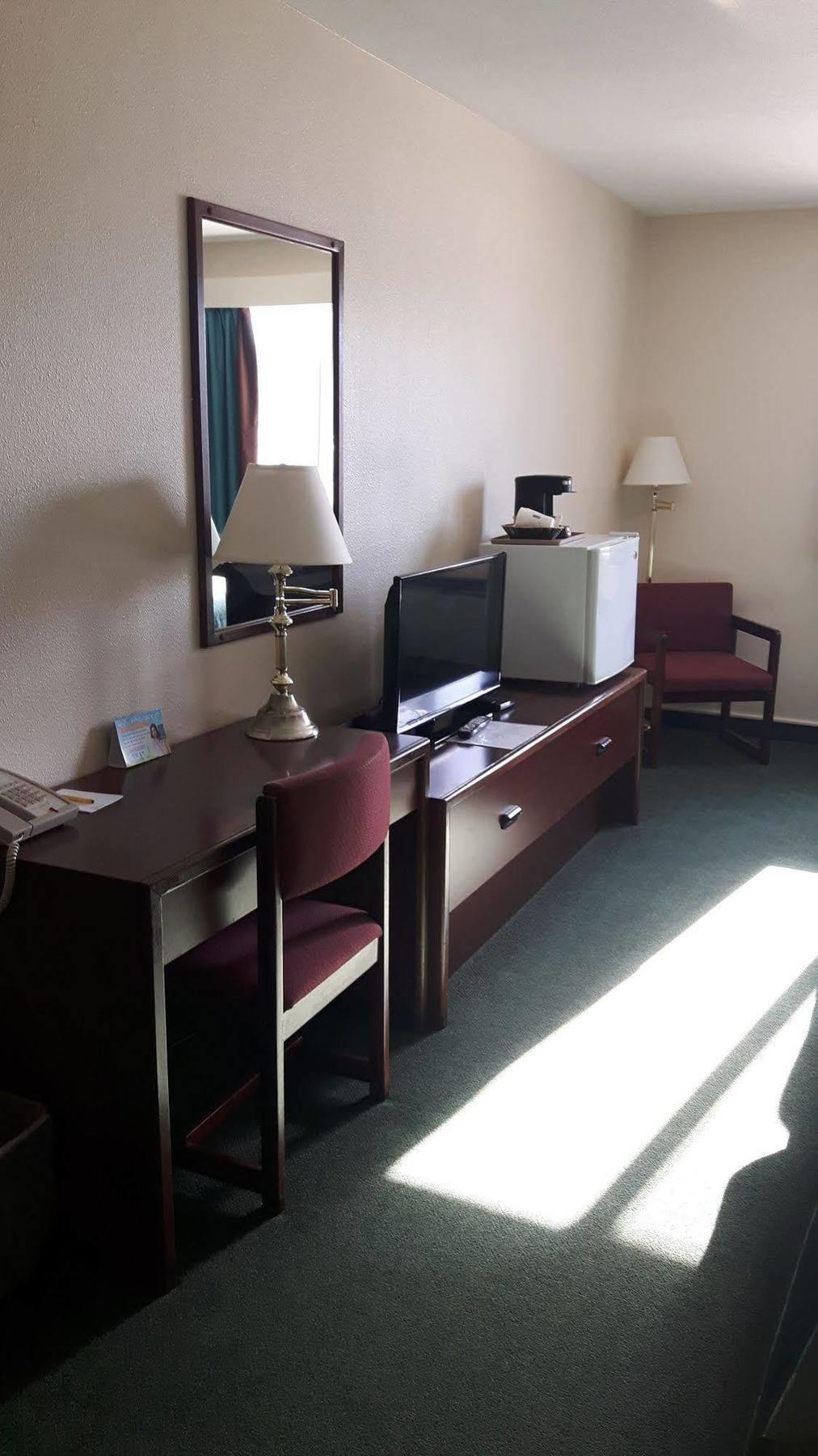 Hotel Super 8 By Wyndham Moose Jaw Sk Exterior foto